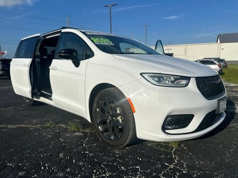 Used 2025 Chrysler Pacifica Limited FWD image 33
