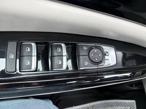 Used 2023 Kia Carnival EX FWD image 24