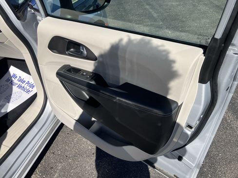 Used 2023 Chrysler Pacifica Touring-L FWD image 10