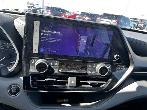 Used 2023 Toyota Highlander XLE AWD/4WD image 16