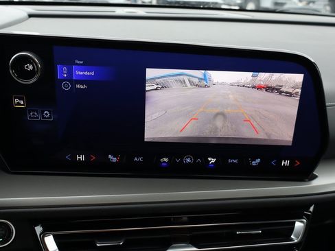 Used 2025 Chevrolet Traverse LT w/ Sun and Wheel Package image 11