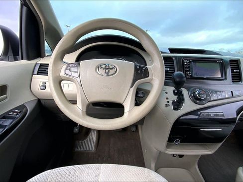 Used 2014 Toyota Sienna LE image 6