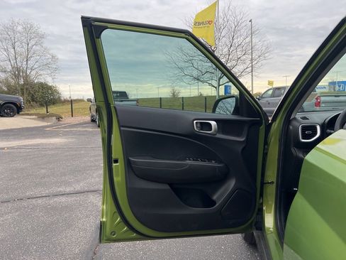 Used 2022 Hyundai Venue SE image 8