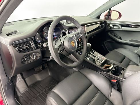 Certified 2023 Porsche Macan image 4