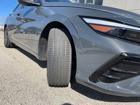 Used 2025 Hyundai Elantra Limited image 18
