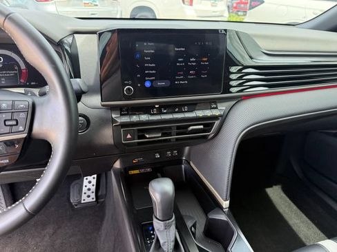Used 2025 Toyota Camry SE AWD/4WD image 17