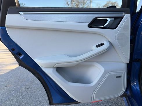 Used 2018 Porsche Macan Turbo image 12