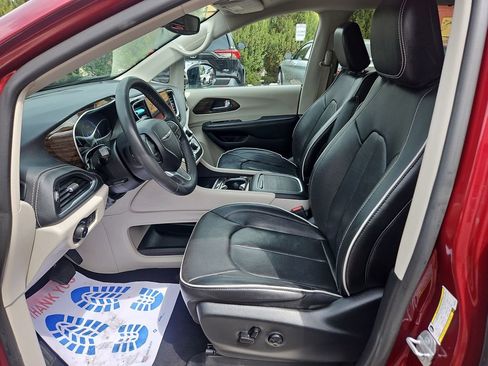 Used 2023 Chrysler Pacifica Limited FWD image 9