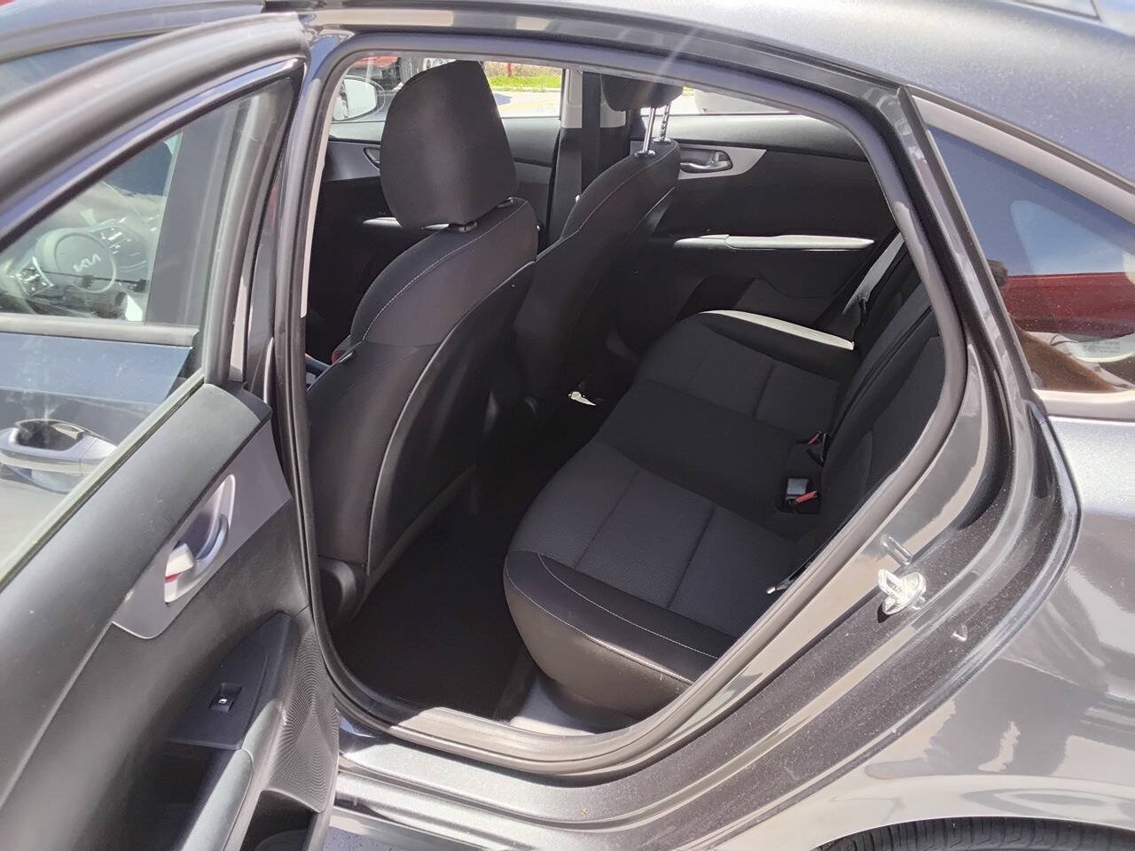Used 2022 Kia Forte LXS FWD image 5