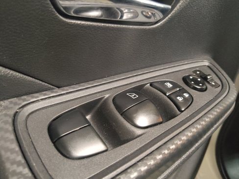 Used 2025 Nissan Versa SV FWD image 27