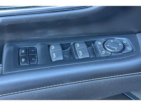 Used 2021 GMC Yukon SLT w/ SLT Premium Package image 12