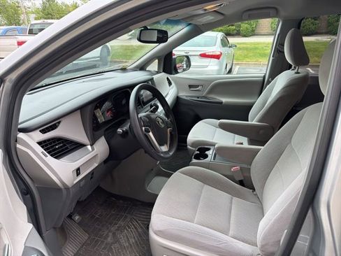 Used 2016 Toyota Sienna LE FWD image 5