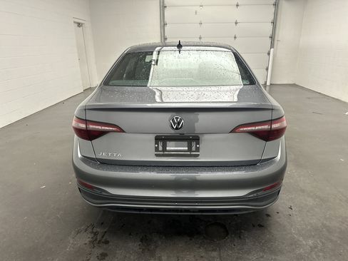 Used 2024 Volkswagen Jetta Sport image 8