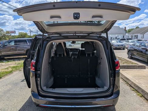 Used 2022 Chrysler Pacifica Touring-L w/ Uconnect Theater Family Group FWD image 37