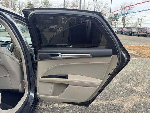 Used 2017 Ford Fusion SE image 19