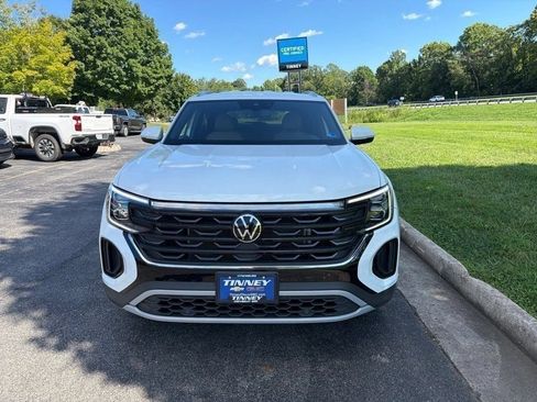 Used 2025 Volkswagen Atlas Cross Sport SE AWD/4WD image 2