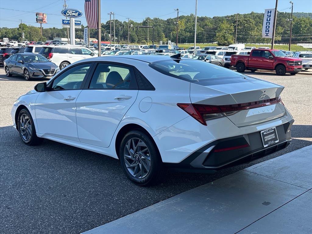 Used 2025 Hyundai Elantra Hybrid FWD image 2