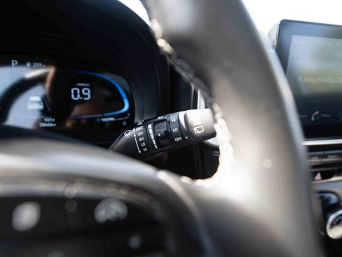 Used 2025 Hyundai Venue SEL FWD image 14