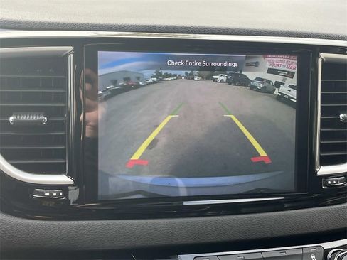 Used 2024 Chrysler Pacifica Touring-L image 14