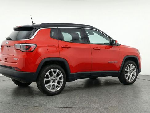 Used 2025 Jeep Compass Limited AWD/4WD image 9