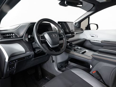 Used 2022 Toyota Sienna XSE w/ XSE Plus Package image 12