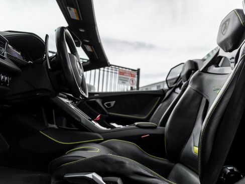 Used 2020 Lamborghini Huracan EVO image 25