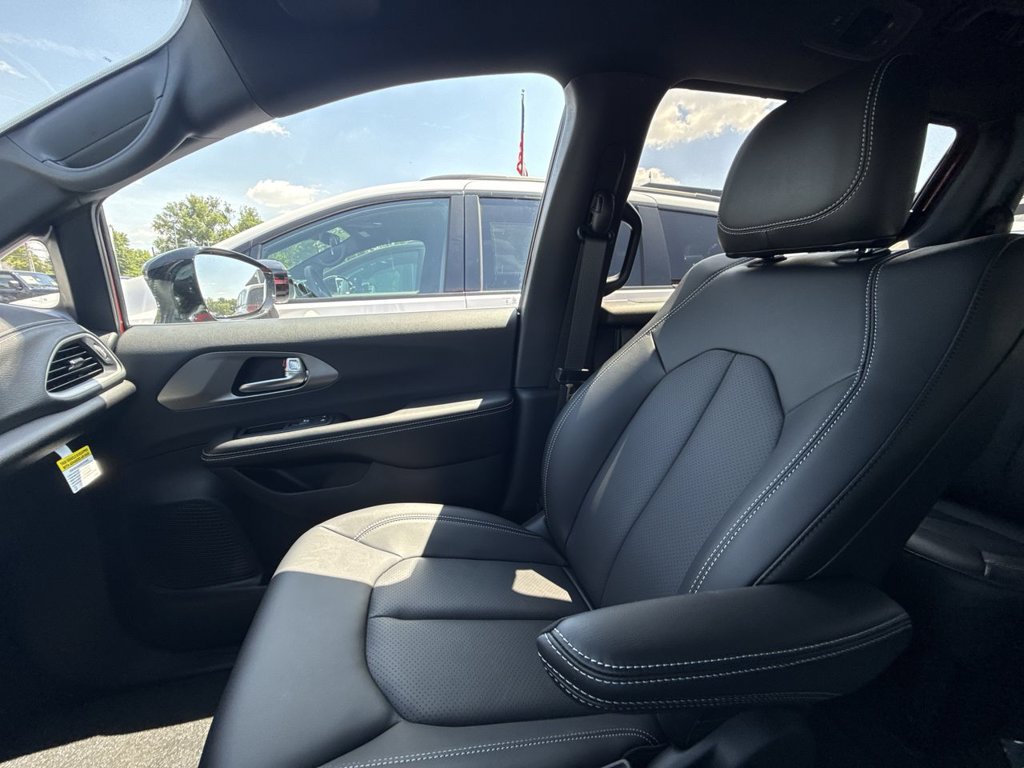 New 2027 Chrysler Pacifica Select FWD image 32