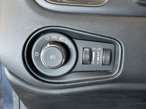 Used 2023 Jeep Renegade Limited image 10