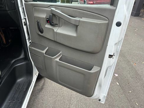 Used 2017 Chevrolet Express 3500 image 16