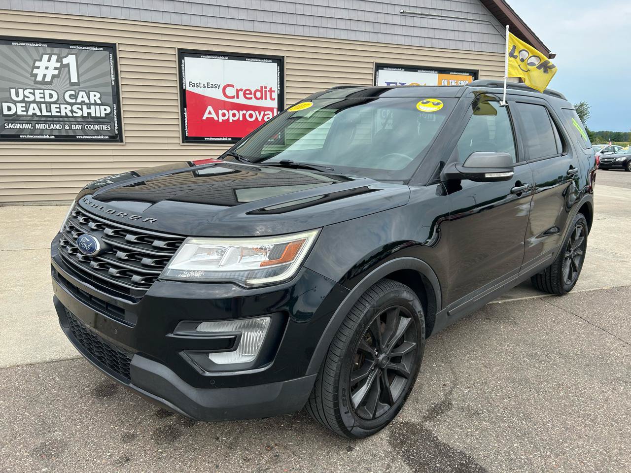 Used 2017 Ford Explorer XLT w/ XLT Technology Feature Bundle AWD/4WD image 1