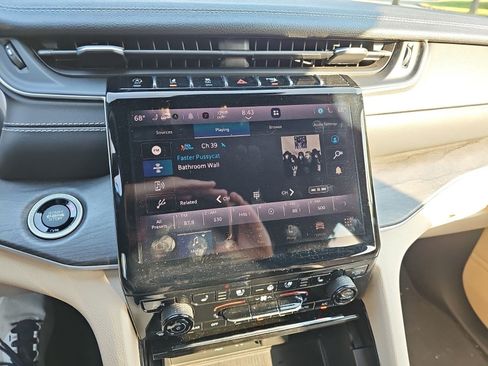 Used 2023 Jeep Grand Cherokee L Limited w/ Luxury Tech Group II AWD/4WD image 20