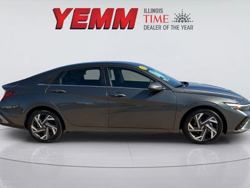 Used 2025 Hyundai Elantra Limited FWD image 13