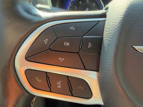 Used 2021 Chrysler Pacifica Touring-L w/ Uconnect Theater Family Group FWD image 25