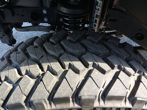 Used 2025 Jeep Gladiator Sport image 29