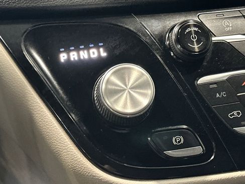 Used 2020 Chrysler Pacifica Touring-L image 27