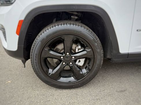 Used 2023 Jeep Grand Cherokee Limited w/ Black Appearance Package AWD/4WD image 18