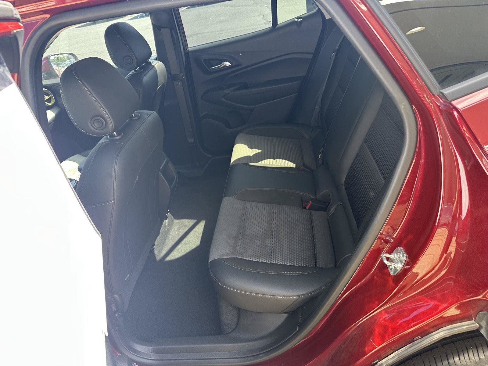 Used 2025 Chevrolet Trax LT FWD image 14