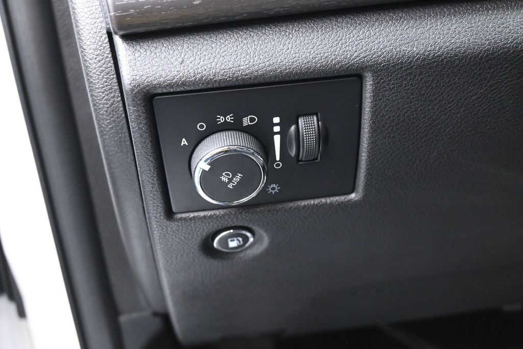 Used 2018 Jeep Grand Cherokee Altitude RWD image 15