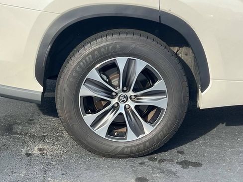 Used 2021 Toyota Highlander XLE FWD image 8