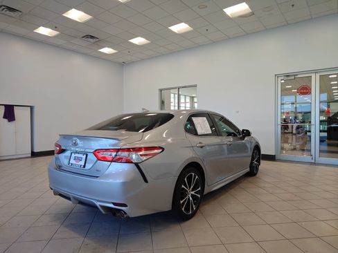 Used 2020 Toyota Camry SE FWD image 3