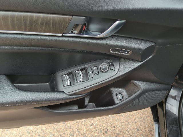 Used 2018 Honda Accord Touring image 18