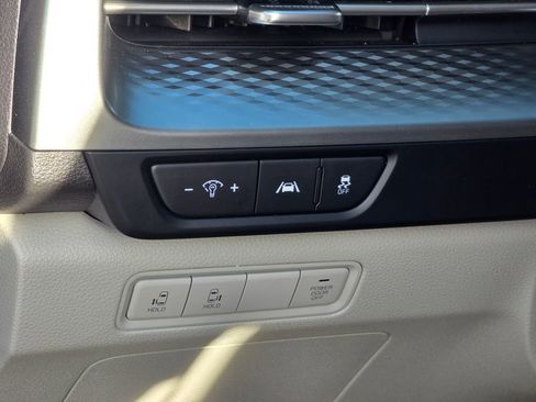 Used 2024 Kia Carnival LX image 37