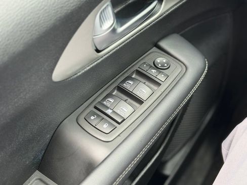 Used 2023 Chrysler Pacifica Limited w/ S Appearance Package FWD image 19