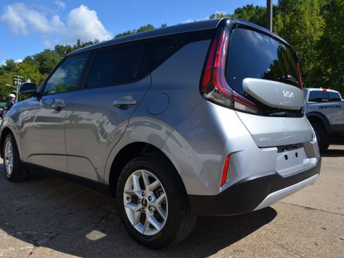 Used 2025 Kia Soul LX w/ LX Technology Package FWD image 2