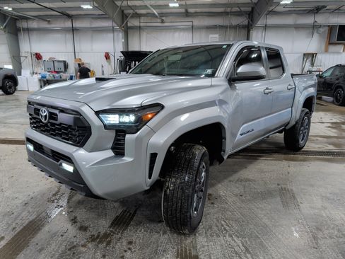 Used 2024 Toyota Tacoma TRD Sport w/ TRD Sport Upgrade Package image 6