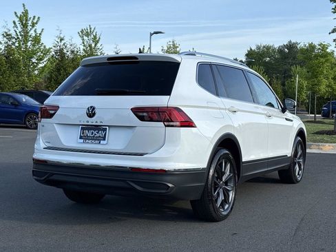 Used 2023 Volkswagen Tiguan SE w/ Panoramic Sunroof Package FWD image 3
