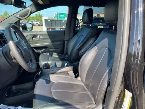 Used 2025 Chrysler Pacifica Select FWD image 15
