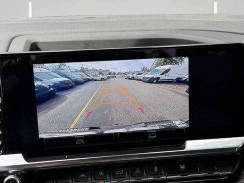 Certified 2025 GMC Sierra 1500 SLT image 32