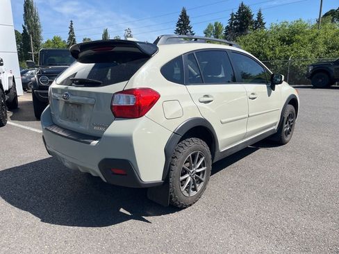 Used 2017 Subaru Crosstrek 2.0i Premium AWD/4WD image 3