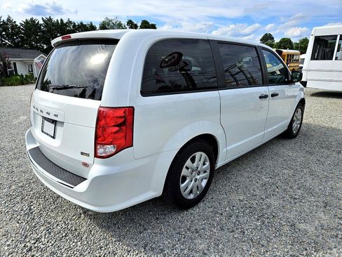 Used 2019 Dodge Grand Caravan SE w/ UConnect Hands-Free Group image 5